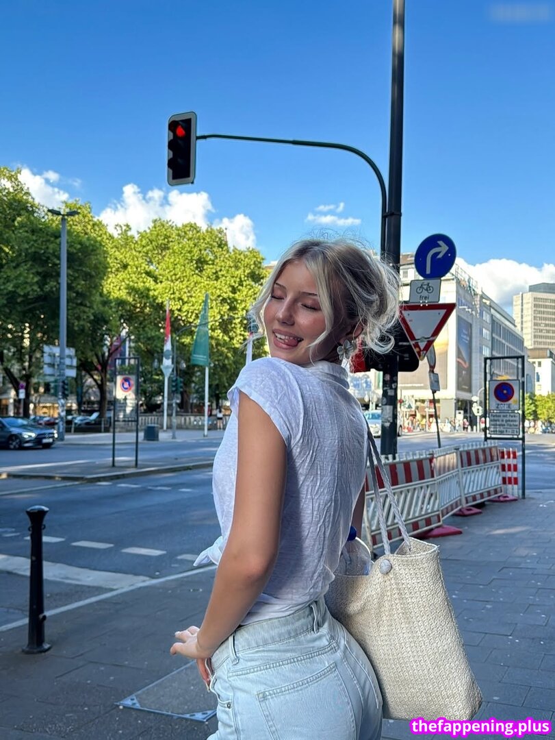 Elena Zoe
