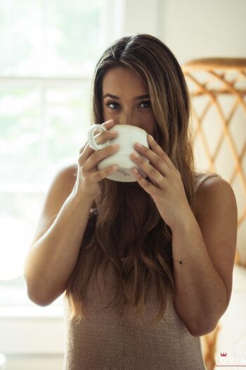 Eva Lovia