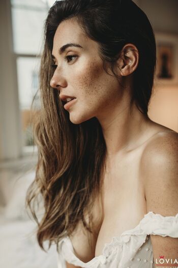 Eva Lovia