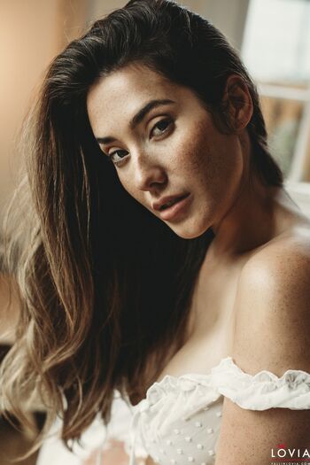 Eva Lovia