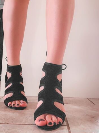 footgirlgonebad_