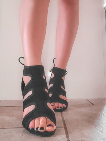 footgirlgonebad_