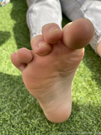 footsiewithkitty