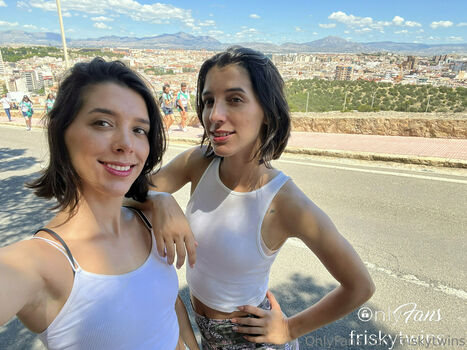 friskytwins
