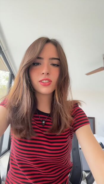 Gabriela Bee