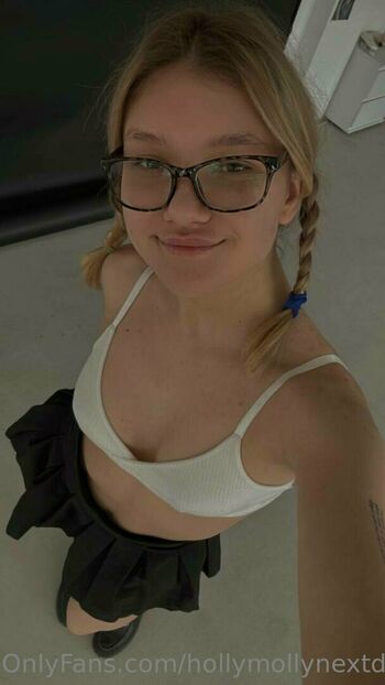 hollymollynextdoor
