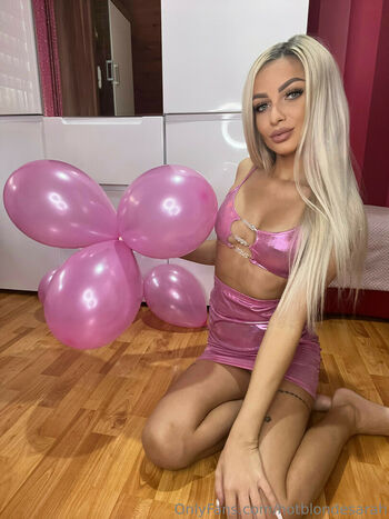 hotblondesarah