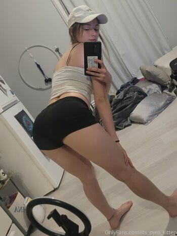 its_pyro_kitten