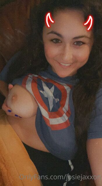 Josiejaxxon Hotwife