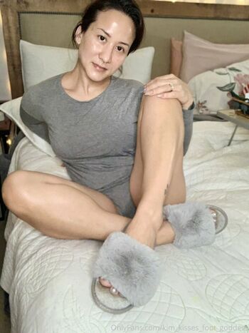 kim_kisses_foot_goddess