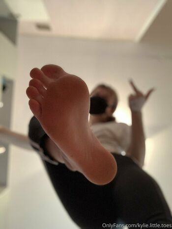 kylie.little.toes