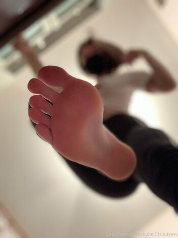 kylie.little.toes