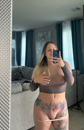 Lacey Lyn Snoww