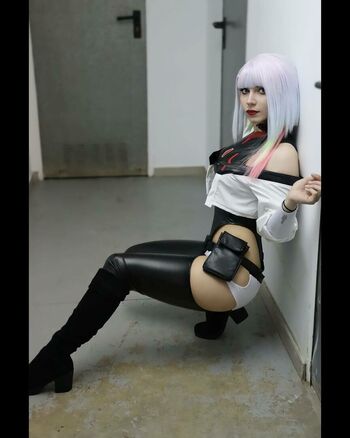 lady_pizza_hug