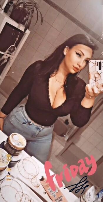 Lara.Marie.v__