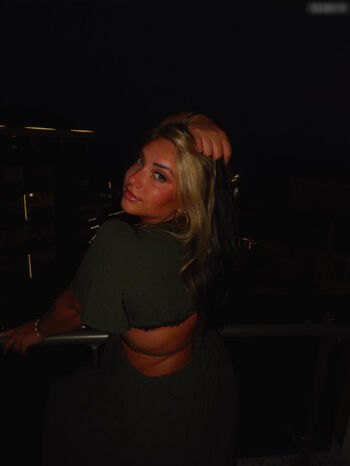 Lara.Marie.v__