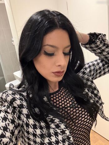 Larissa-TS