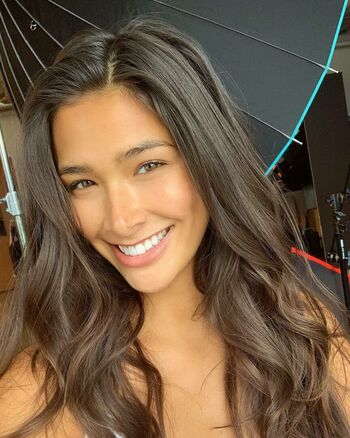 Laura Elizabeth Woo