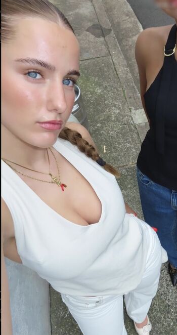 Lauramjj_