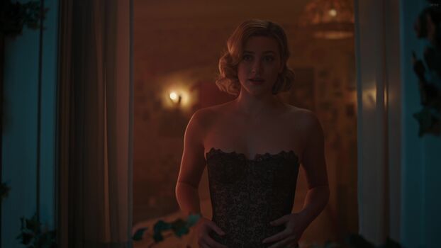 Lili Reinhart