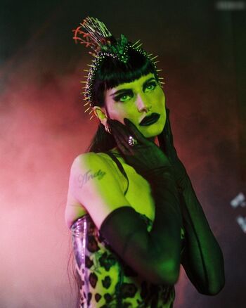 Lilith Czar/Juliet Simms