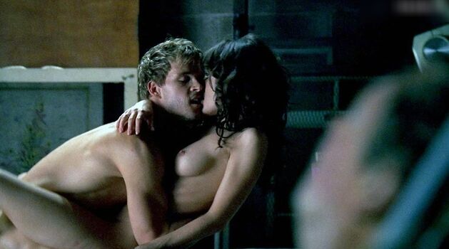 Lizzy Caplan