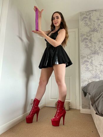 Lola Lee