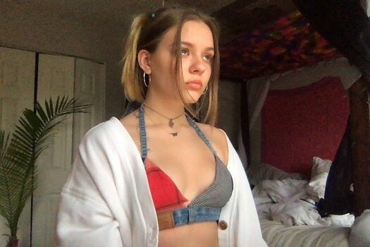 Maisy Stella