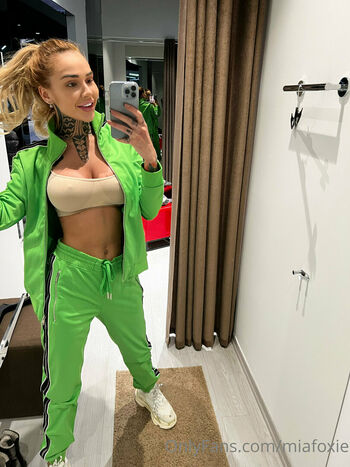 mia_foxybae