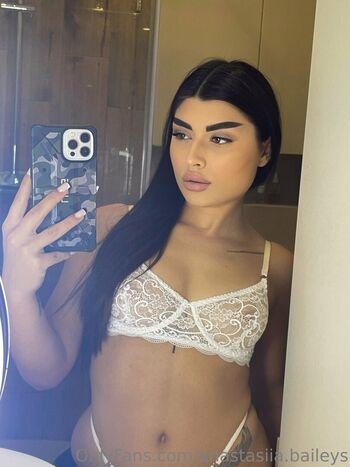 mia_maddison