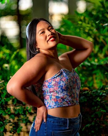 midsizeasianqueen