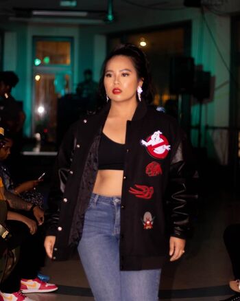 midsizeasianqueen