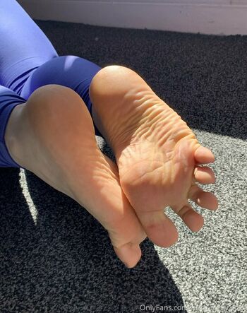 miss_piggy_toes