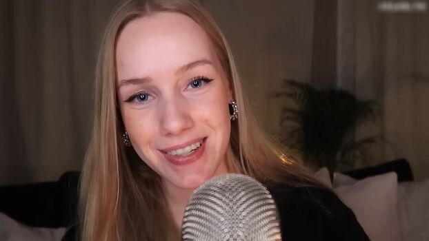 Nadine von relaxASMR