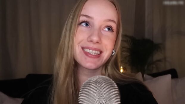 Nadine von relaxASMR