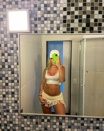 Naelly Flores