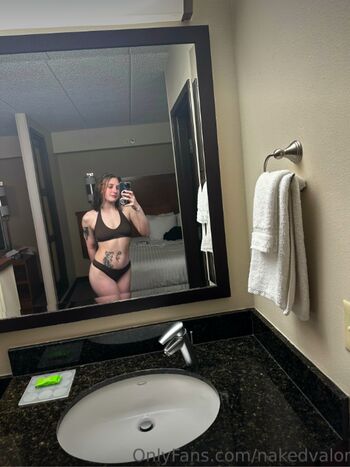 nakedvalor
