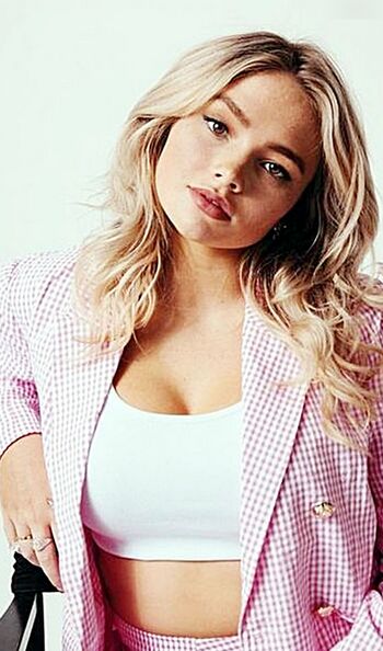 Natalie Alyn Lind