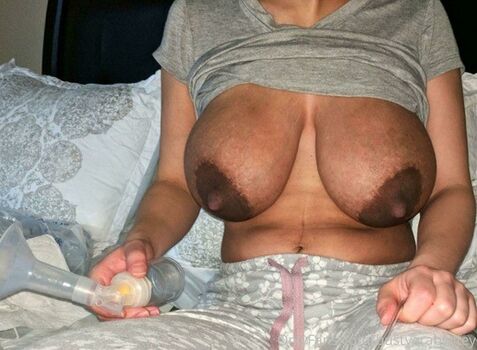 naturalbustyhotwife