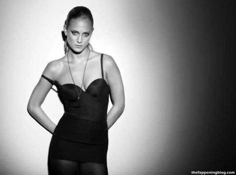 Nora Arnezeder