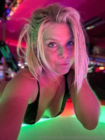 nudeblondeyogagirl