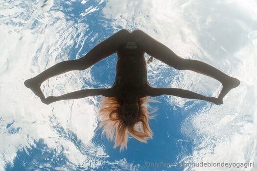 nudeblondeyogagirl