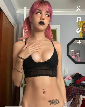 Petitegothgirl