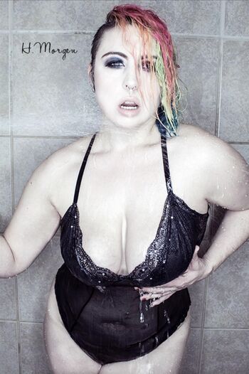 queenie_von_curves