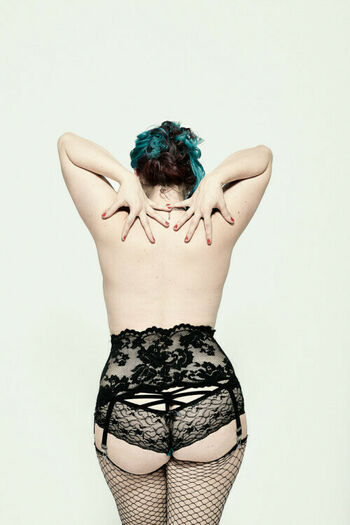 queenie_von_curves