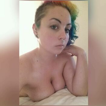 queenie_von_curves