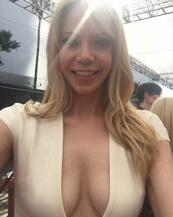 Riki Lindhome