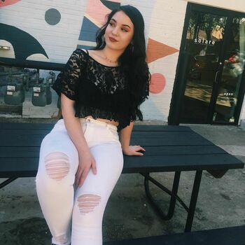 Selena Flores