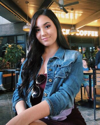 Selena Flores