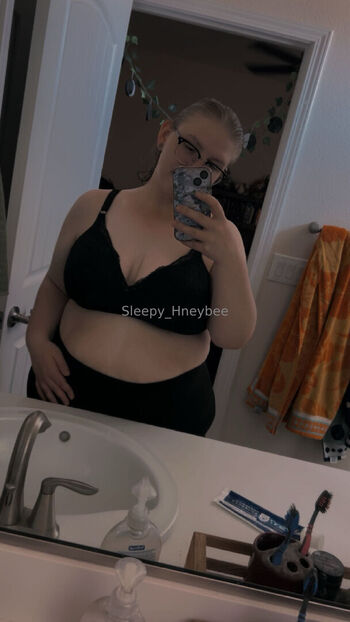 sleepy_hneybee